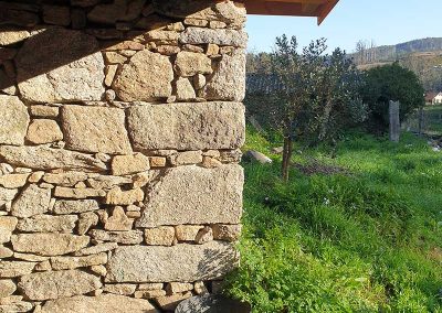 Construcción de galpón de madera con tejado rústico en Pontevedra