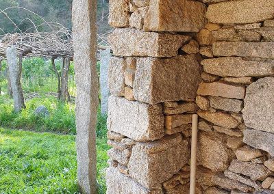 Construcción de galpón de madera con tejado rústico en Pontevedra