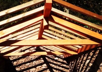 Construcción de galpón de madera con tejado rústico en Pontevedra