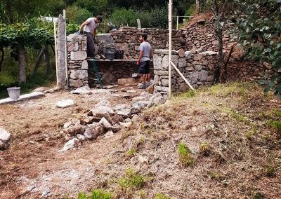 Construcción de galpón de madera con tejado rústico en Pontevedra