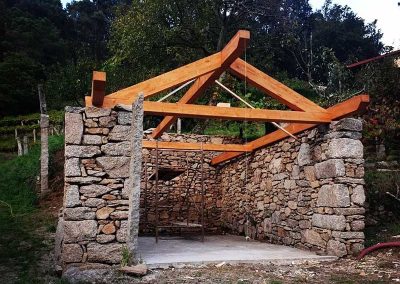 Construcción de galpón de madera con tejado rústico en Pontevedra