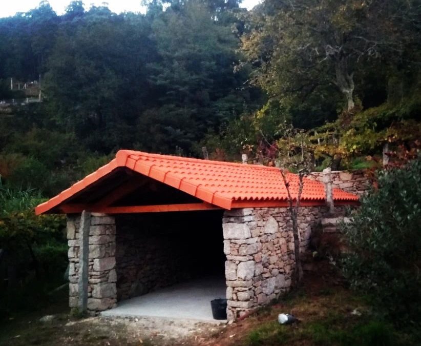 CONSTRUCCIÓN DE GALPÓN DE PIEDRA CON TEJADO RÚSTICO